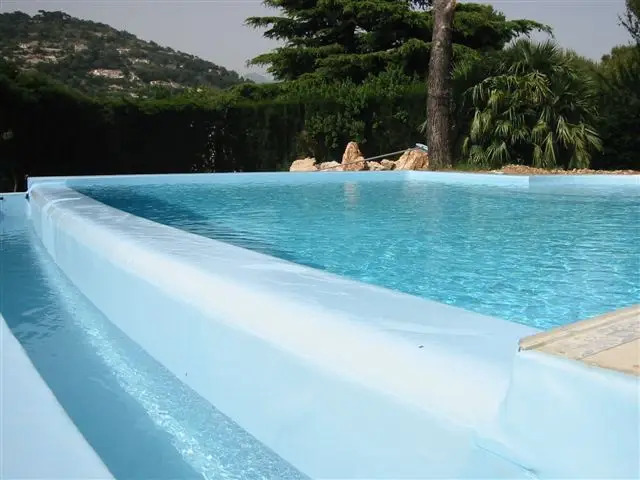 piscina a sfioro con cascata