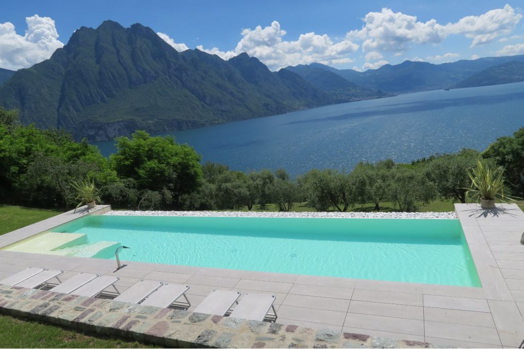 pulizia piscina a inizio stagione