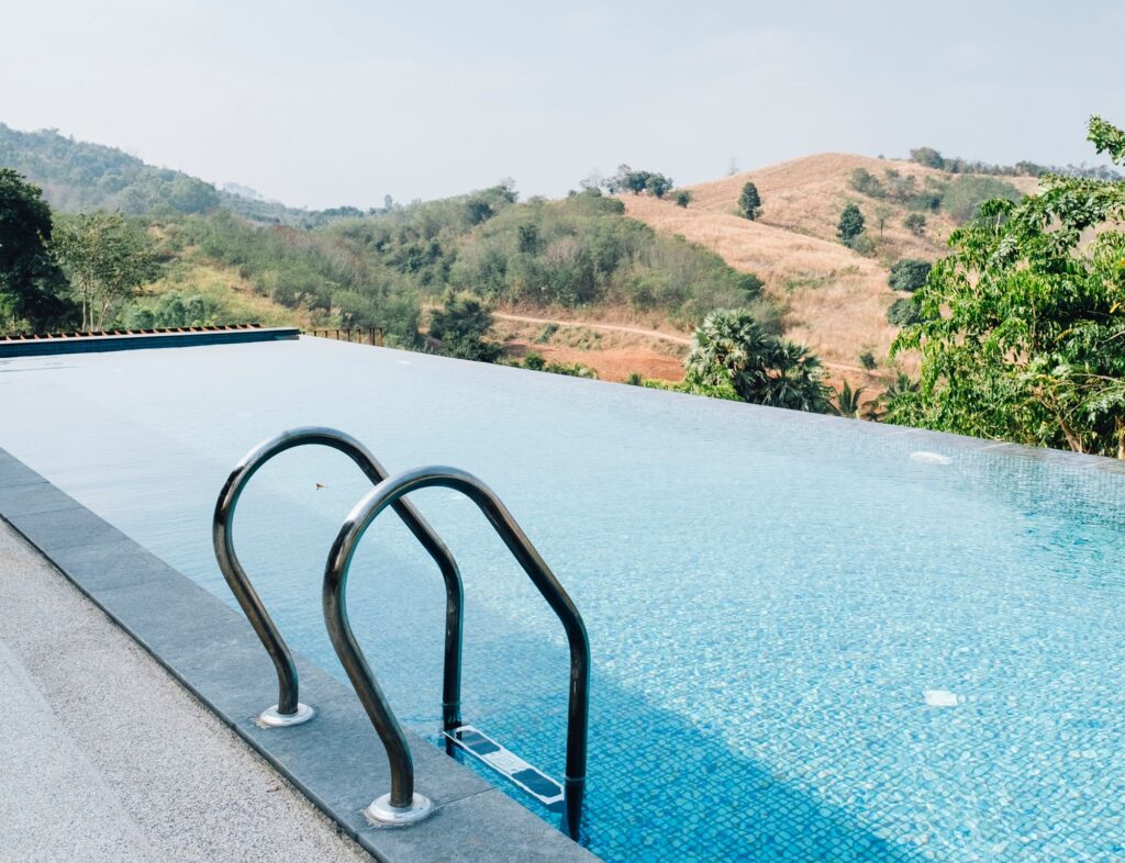 piscina in cemento armato a sfioro