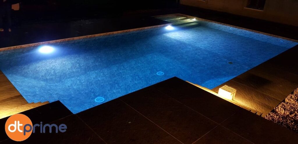 Piscina con illuminazione subacquea